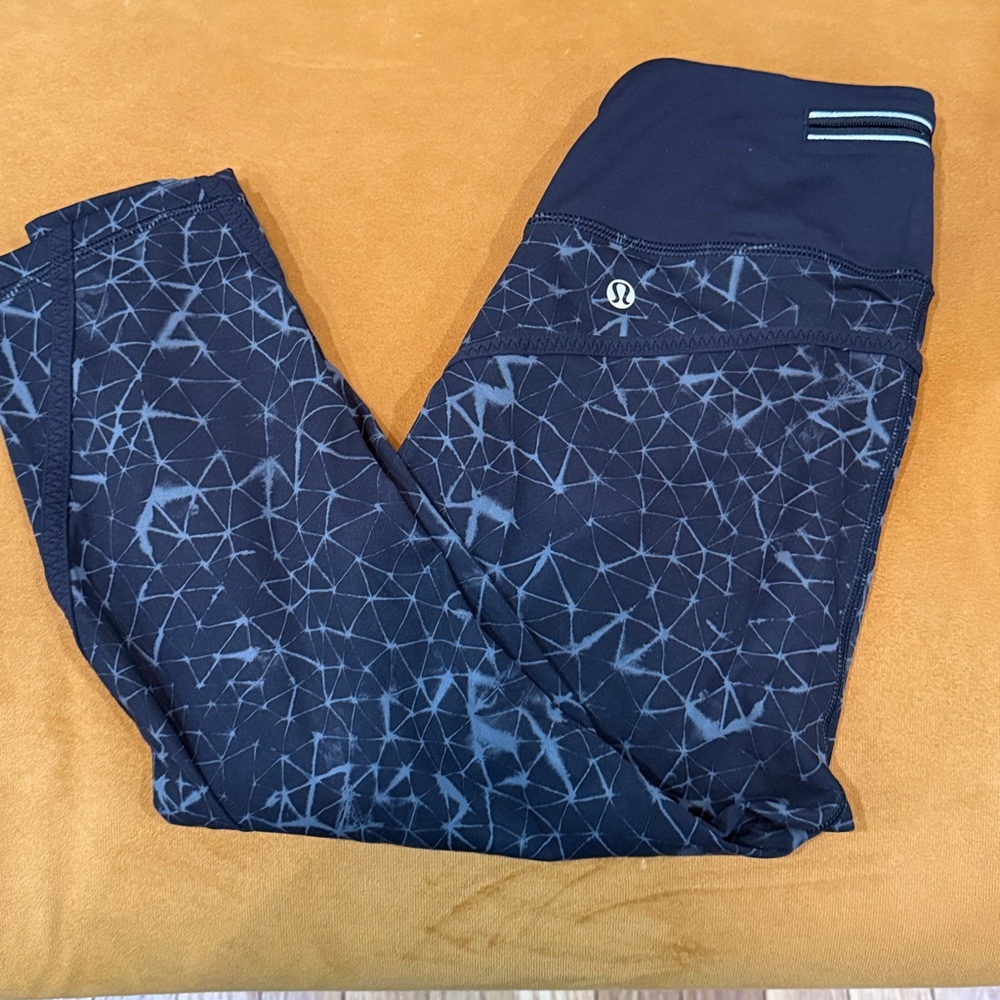 Lululemon Black Geometric Leggings 15” crop